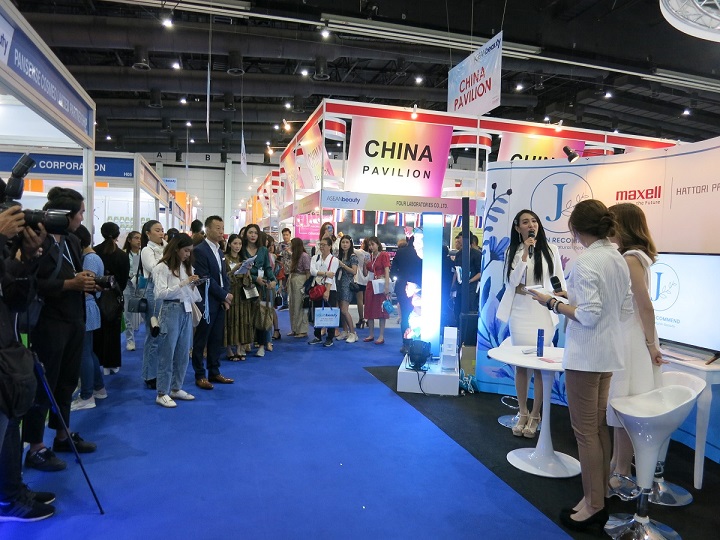 ASEANbeauty-JAPAN-RECOMMEND-booth-live-talk-session-crowd